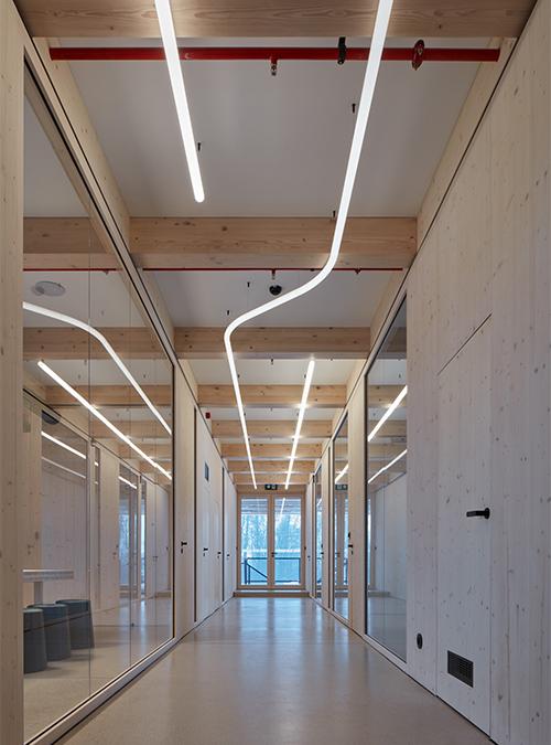 Das von Mjölk Architekti designte, neue Hauptgebäude des tschechischen Holzverarbeiters Kloboucká lesní. (Bild: BoysPlayNice)