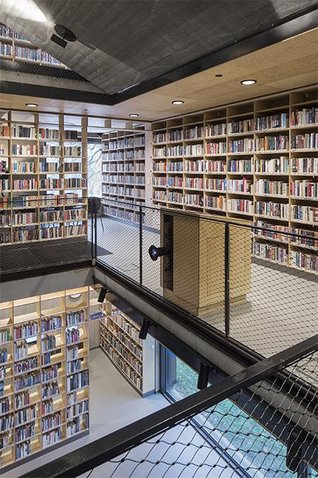 Die von atakarchitekti designte IGI-Bibliothek in Vratislavice nad Nisou. (Bild: Tomáš Souček)