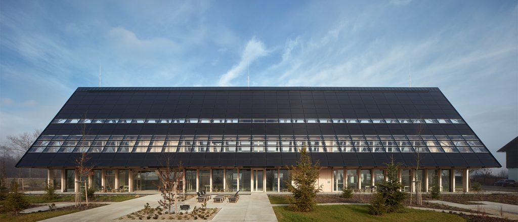 Die Solaranlage auf dem Dach deckt den Energiebedarf des Neubaus auf dem Kloboucká lesní Werksgelände. (Bild: BoysPlayNice)