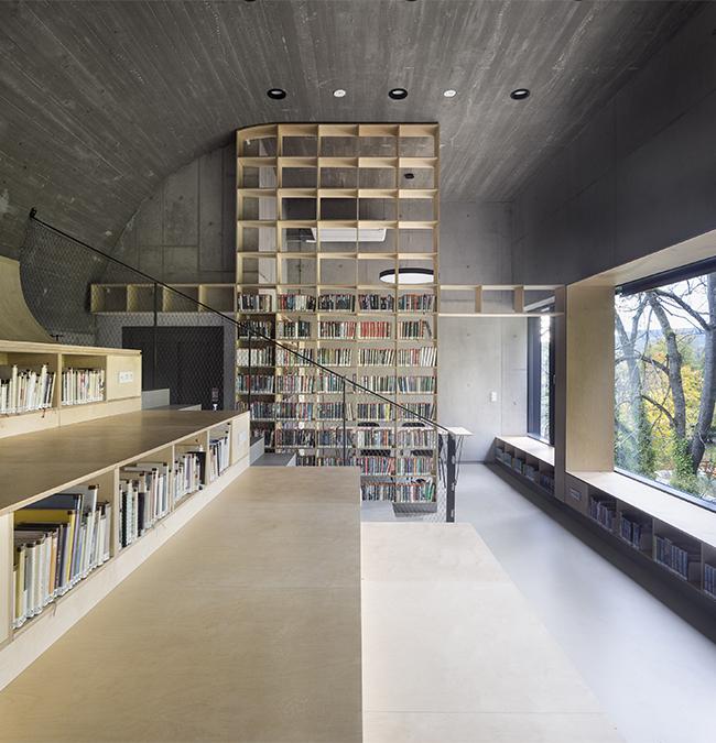 IGI-Bibliothek: Moderne Bücherwelt im neuen Zubau und elegant neu gestaltetes Innenleben des alten Pfarrhauses. (Bild: Tomáš Souček)