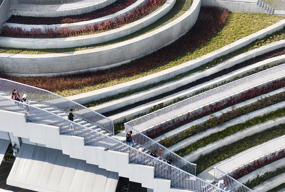 Terrassen, Wiesen und viel Freiraum: Auf dem Dach des von MVRDV designten Großmarkts ist vom geschäftigen Treiben in der Halle darunter nichts zu spüren. (Bild: Shephotoerd)