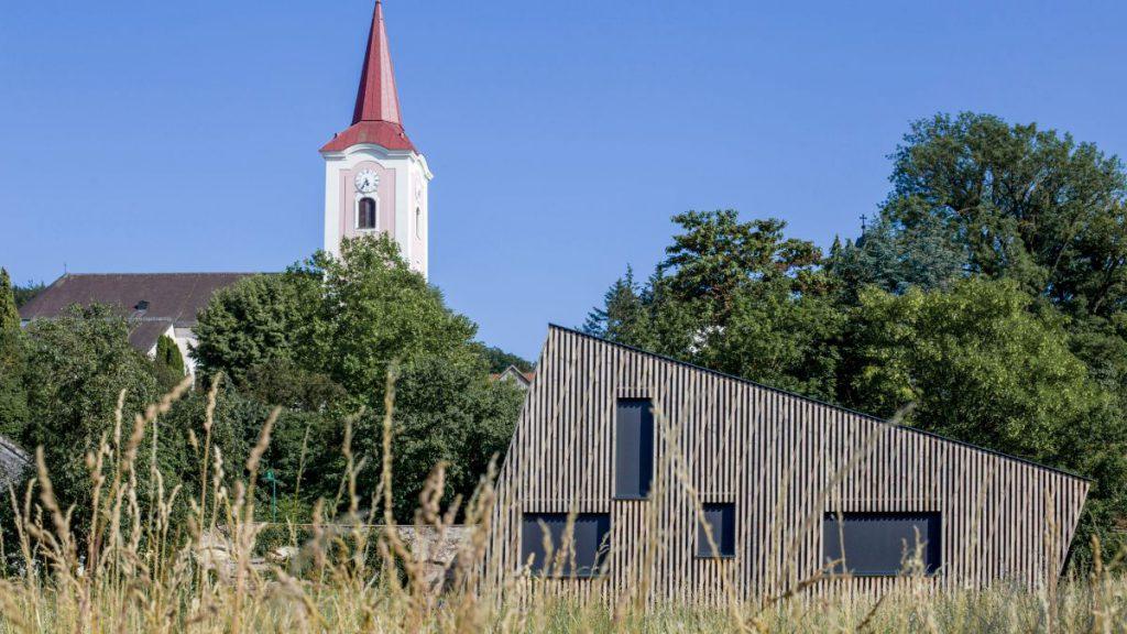 Strohfloh, ein gelungenes nachhaltig errichtetes Wochendhaus von juri troy architects