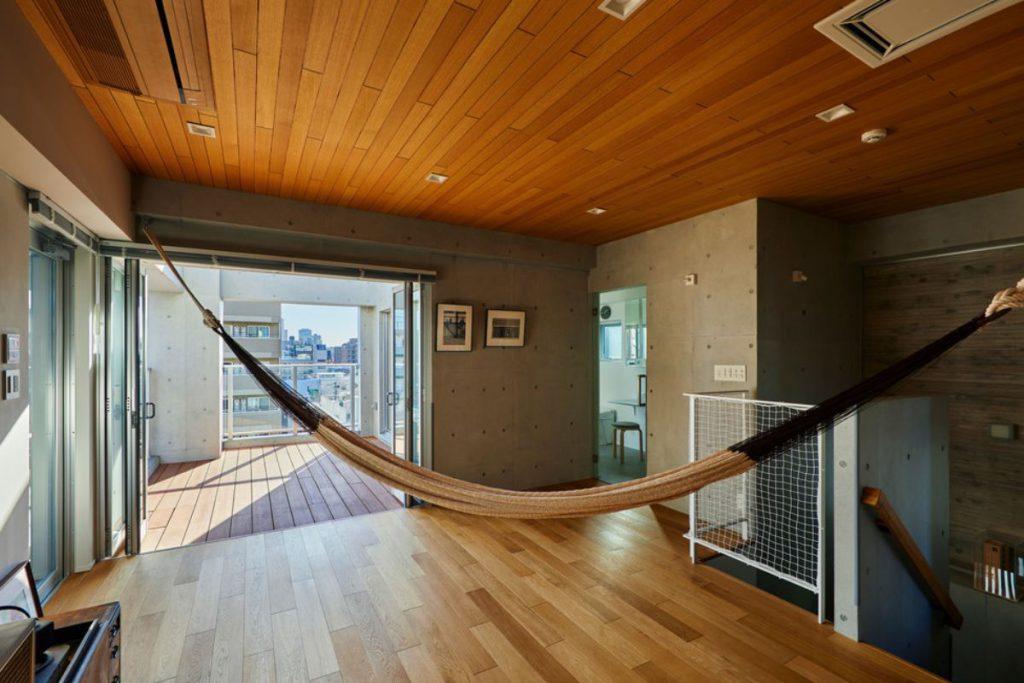 Kiba Tokyo Residences: Gemütliche Hängematten in den Wohnungen und auch außen in den Freiflächen.