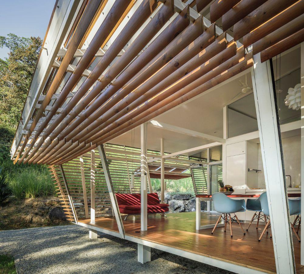 Die Fassadenpaneele verwandeln Innen- in Außenräume und spielen mit der Dynamik zwischen der Natur und der gebauten Umwelt, einem der Hauptmerkmale der tropischen Architektur