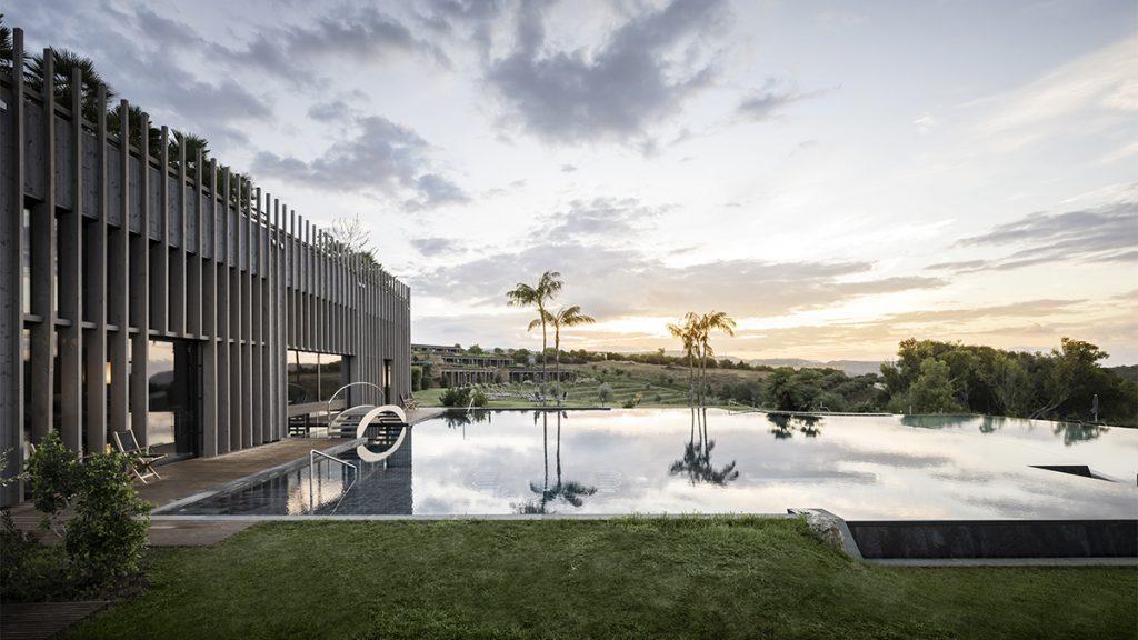 Vier Pools im weitläufigen Garten des Adler Spa Resort Sicilia und der nahe Strand laden zu Entspannung und sportlicher Aktivität. (Bild: Adler Spa Resorts & Lodges / Alex Filz)