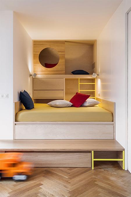 Verspieltes Design mit „Rückzugsmöglichkeiten“: Die von No Architects gezielt familiengerecht gestaltete Wohnung in Prag. (Bild: Studio Flusser)