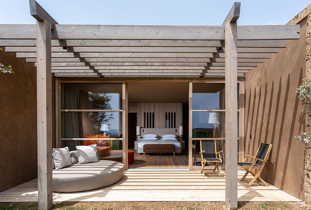 Die Terrassen des Adler Spa Resort Sicilia wurden mit heimischem Zedernholz gestaltet. (Bild: Adler Spa Resorts & Lodges)