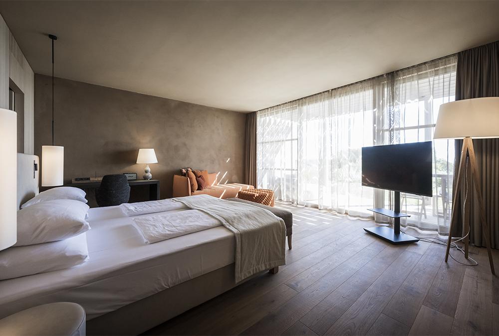 Hell, geräumig, edel ausgestattet: Die 90 Suiten des Adler Spa Resort Sicilia. (Bild: Adler Spa Resorts & Lodges / Alex Filz)