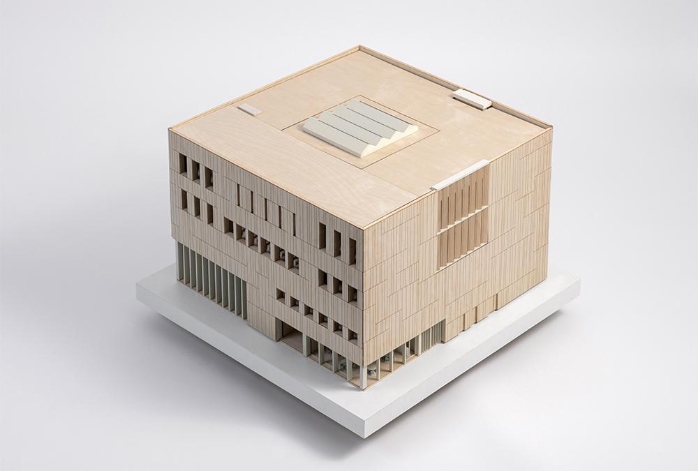 Schlichter Look, komplexes Werk: Modell des neuen Hörsaalgebäudes der Universität Tilburg. (Modell: Studio Abstract, Bild: Frans Parthesius)
