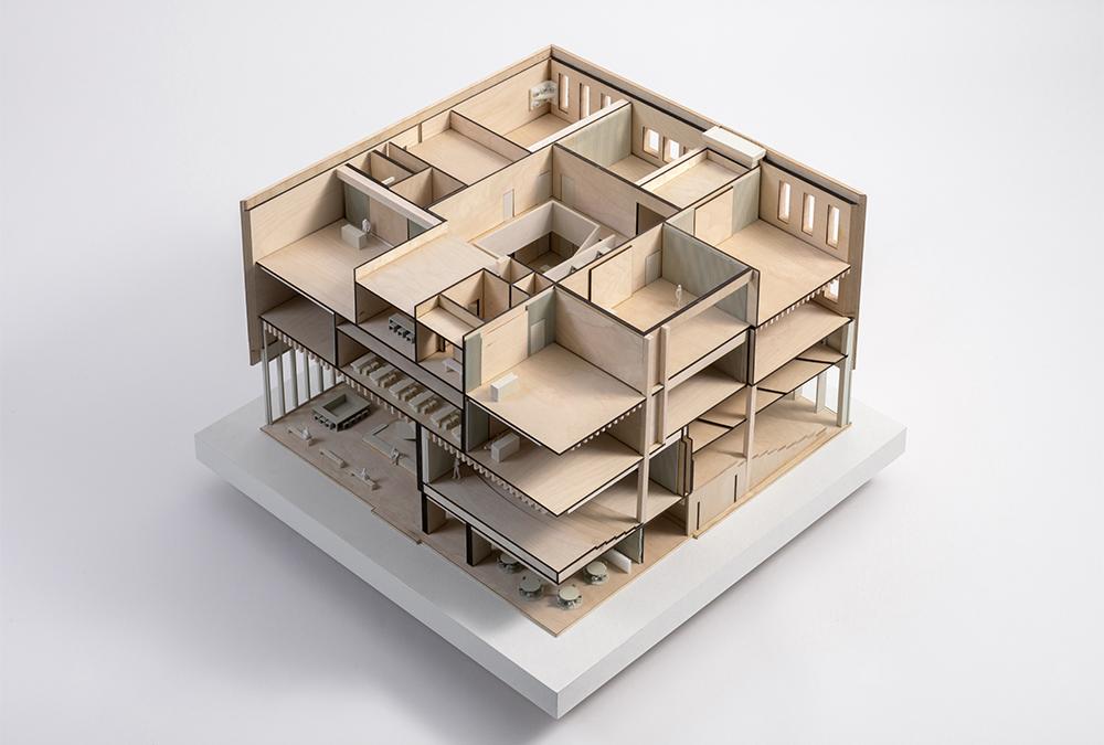 Schlichter Look, komplexes Werk: Modell des neuen Hörsaalgebäudes der Universität Tilburg. (Modell: Studio Abstract, Bild: Frans Parthesius)