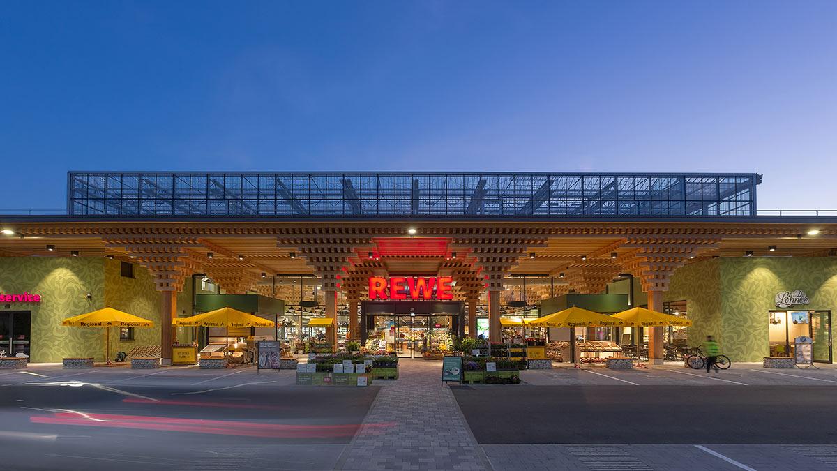 Aussenansicht, Nacht, Rewe Green Farming, Wiesbaden, ACME, Holzbau