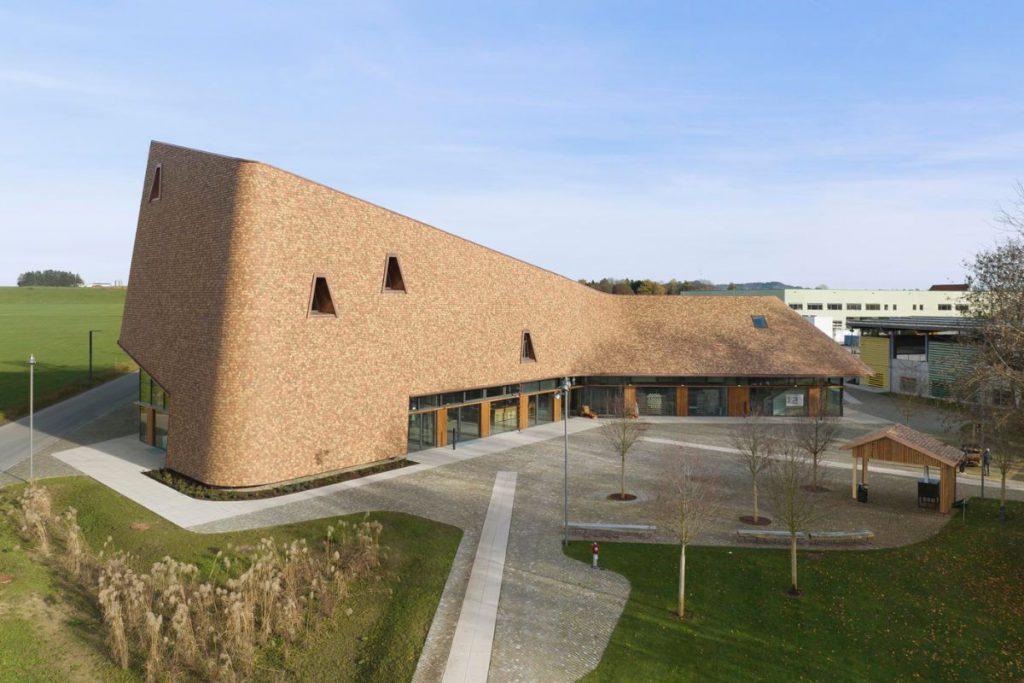 Auf dem Betriebsgelände der Rapunzel Naturkost GmbH in Legau ist nach dreijähriger Bauzeit ein Besucherzentrum als begehbare Gebäudeskulptur entstanden.  