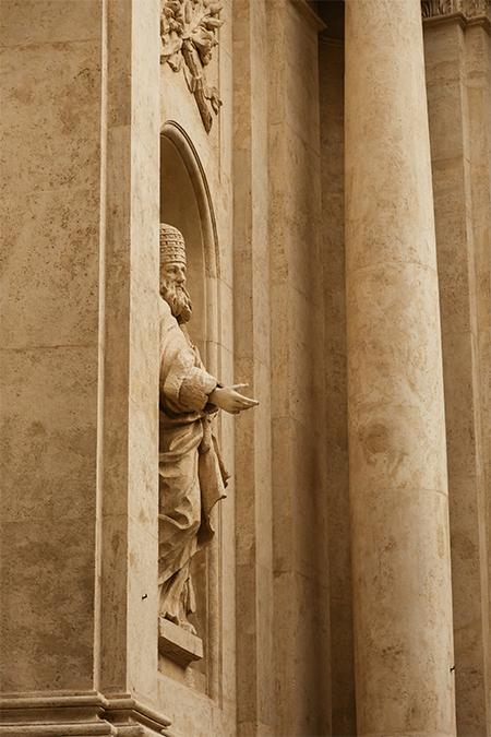 Behutsam restauriert: Die Fassade der benachbarten Kirche San Marcello al Corso. (Bild: Six Senses)