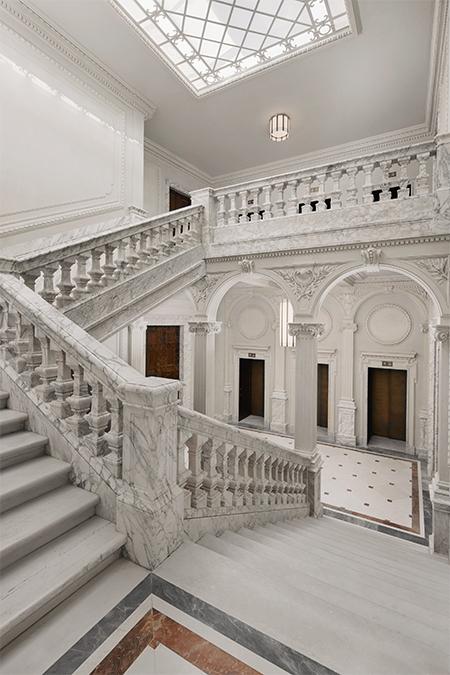 Die achtsam restaurierte, monumentale Marmortreppe im Palazzo Salviati Cesi Mellini, in dem das Hotel Six Senses Rome entstand. (Bild: Six Senses)