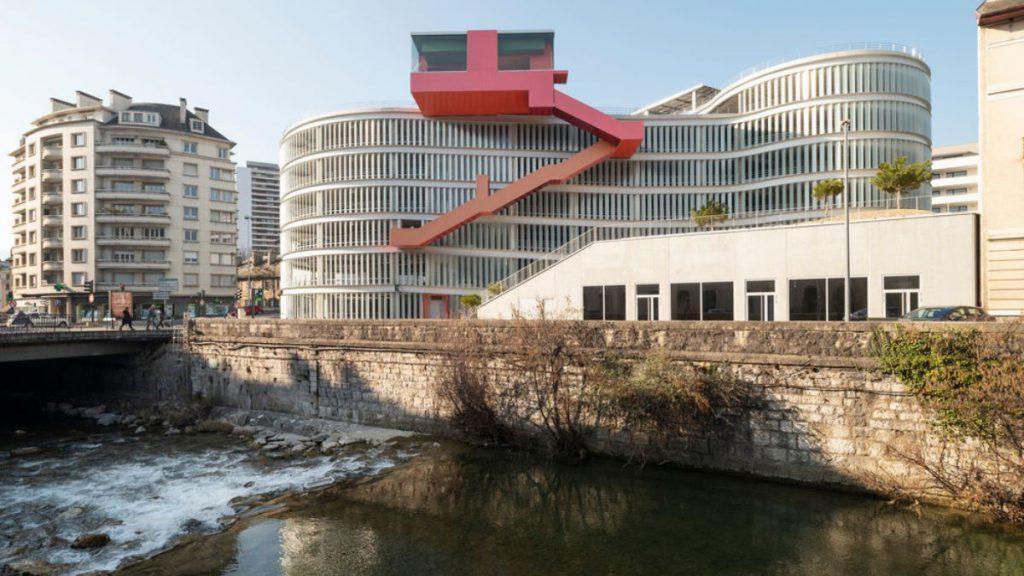 Markanter Blickpunkt des mit Weichzeichner-Effekt gestalteten Parkhauses ist das rote „Belvedere”.