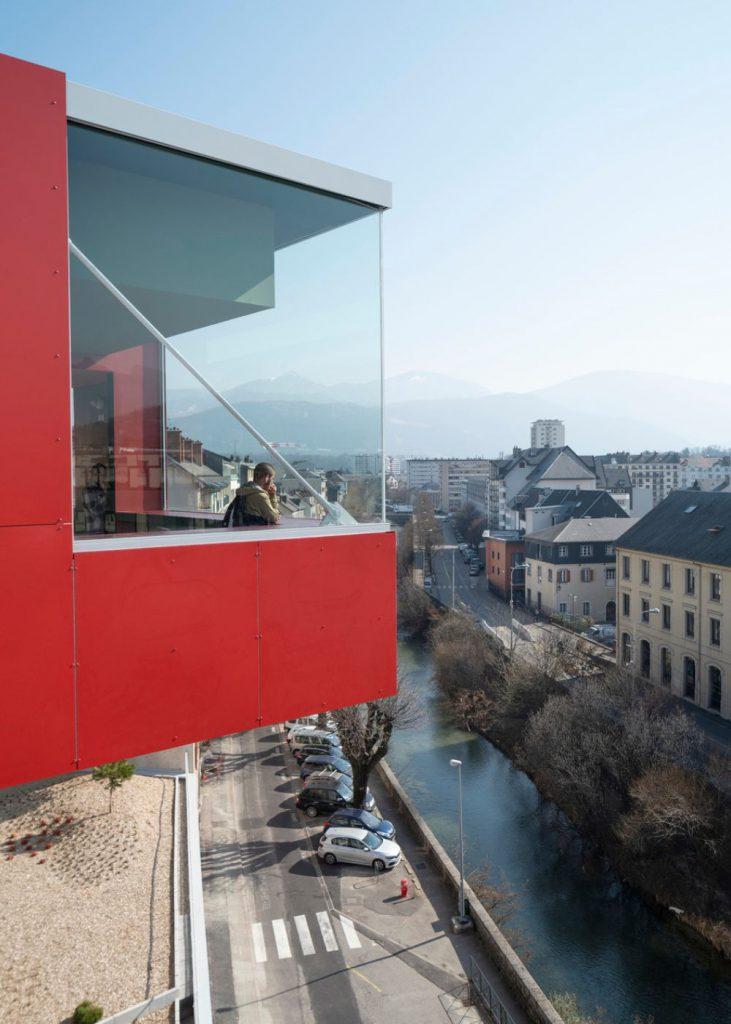 Die strategische Lage des Projekts am Ende der historischen Hauptstraße der Stadt führte zum Entwurf einer architektonischen Lösung, ...