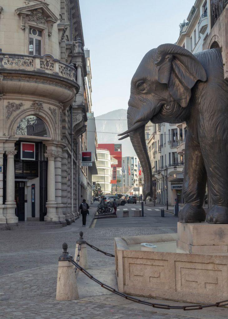 Von der Rue de Boigne und dem berühmten Elefantenbrunnen aus gut zu sehen: Das Parkhaus Q-Park Ravet.