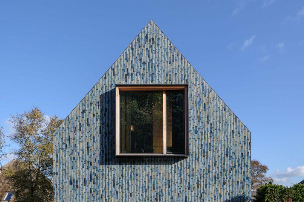 Die Fensterstöcke aus Holz geben einen schönen Rahmen für die Ausblicke auf die tolle Landschaft