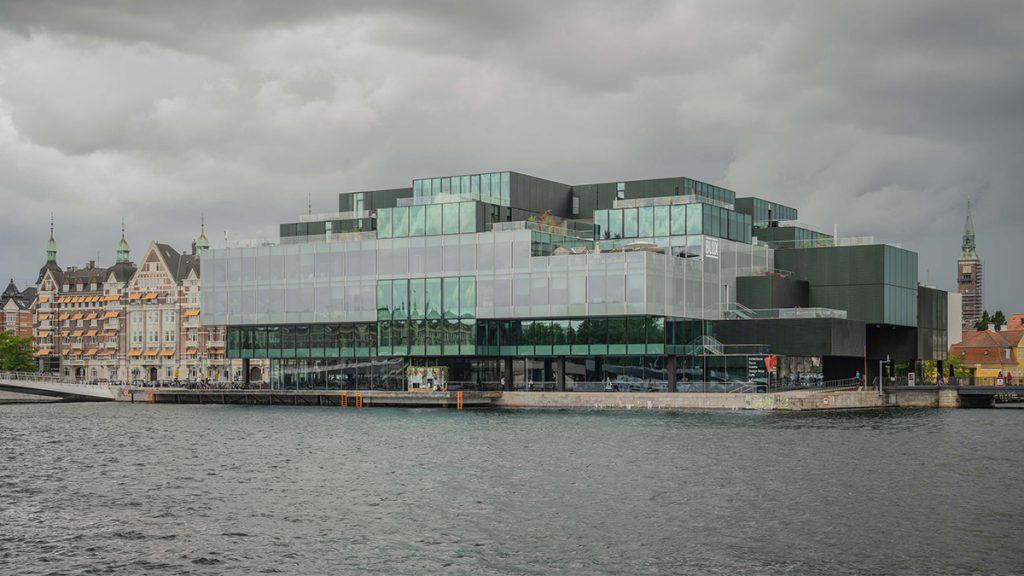 Das vom Büro OMA designte BLOX beherbergt unter anderem das Danish Architecture Center. (Bild: Michael Nagl)