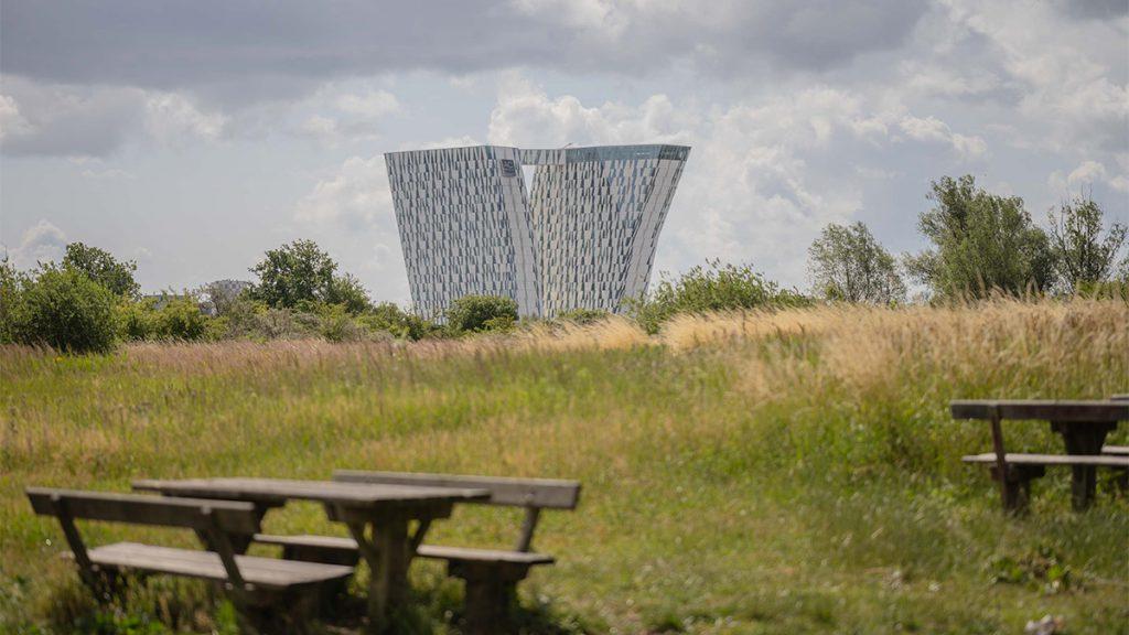 Blickfang auf der Heide: Das von 3XN designte Bella Sky Hotel am Stadtrand der Baukunst-Wunderwelt Kopenhagen. (Bild: Michael Nagl)