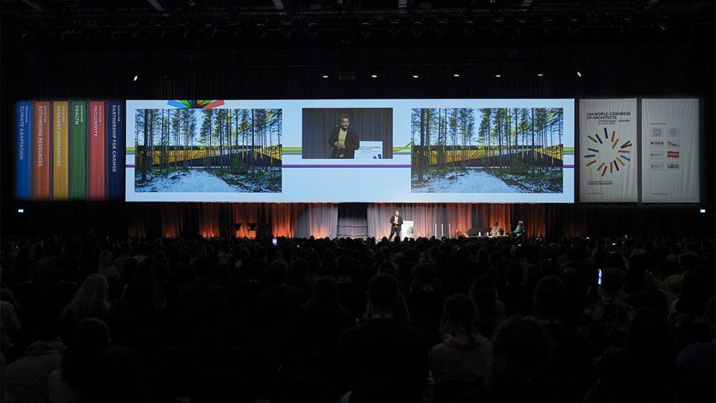 Großes Interesse: Der allzeit voll besetzte Plenarsaal beim UIA World Congress of Architects 2023 in Kopenhagen. (Bild: UIA World Congress of Architects 2023)