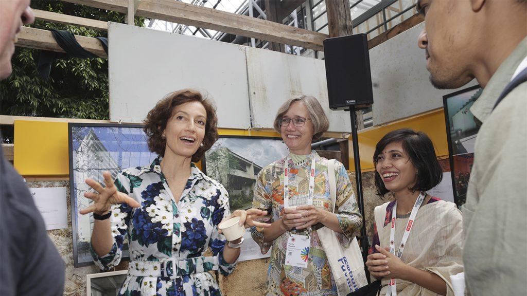 Im Einverständnis: UNESCO Generaldirektorin Audrey Azoulay, UIA World Congress Präsidentin Natalie Mossin und die humanitär engagierte Architektin Khwaja Fatmi. (Bild: UIA World Congress of Architects 2023)