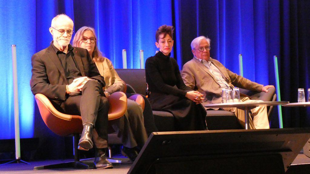 Obel Award Talks beim World Architecture Congress 2023 in Kopenhagen: Sorbonne Professor Carlos Moreno, MVRDV-Architektin Nathalie de Vries, Lina Gothmeh Architecture Gründerin Lina Gothmeh und Barcelonas ehemaliger Bürgermeister Joan Clos. (Bild: Elisabeth Schneyder)