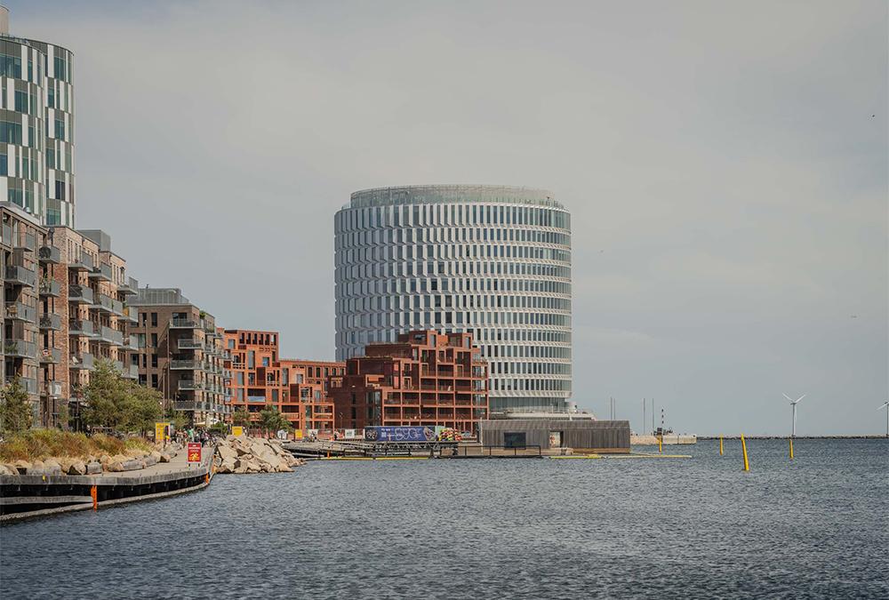 Baukunst-Wunderwelt Kopenhagen: Das runde Bürogebäude Spidsen of Nordø spielt und spart mit Licht. (Bild: Michael Nagl)