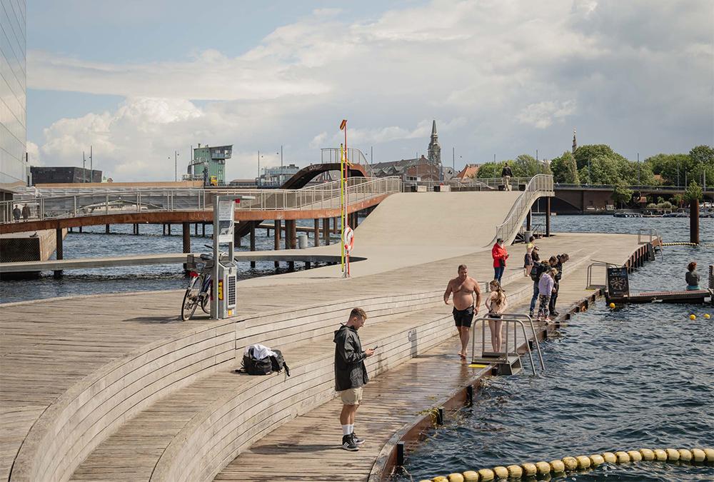 Was mit dem Havnebadet Islands Brygge seinen Anfang nahm, hat Kopenhagen inzwischen mehrere, beliebte Badeplätze für Freizeitspaß im Hafenbecken beschert. (Bild: Michael Nagl)