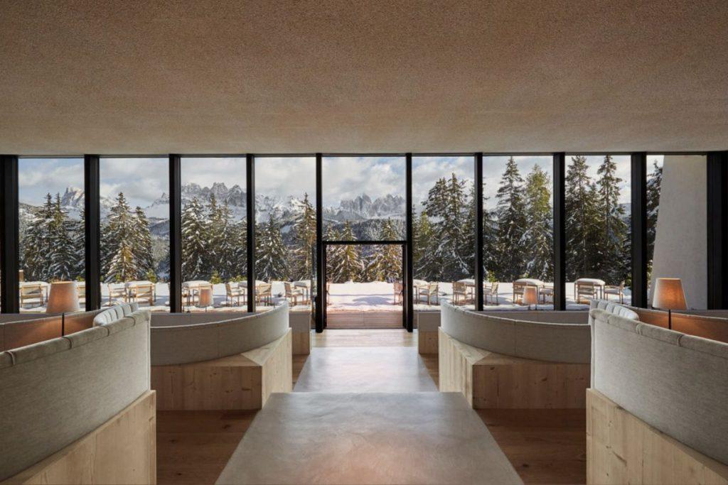 Die Suiten im Forestis Dolomites sind mit modernen Holzmöbeln eingerichtet und verfügen alle über eine komfortable Lounge, einen LCD-Sat-TV und einen möblierten Balkon. 
