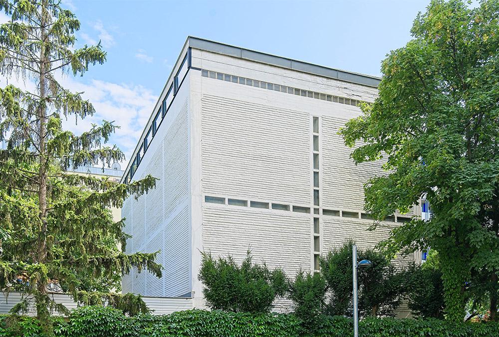 Architekt Roland Rainers 1963 fertiggestellte Glaubenskirche: Das schlichte Konstrukt aus Beton, Ziegel, Glas und Fichtenholz ist einer der vielen Höhepunkte des Open House Wien Thementrails „Mid-Century Vienna“. (Bild: Filmgut / Thomas Zeller)