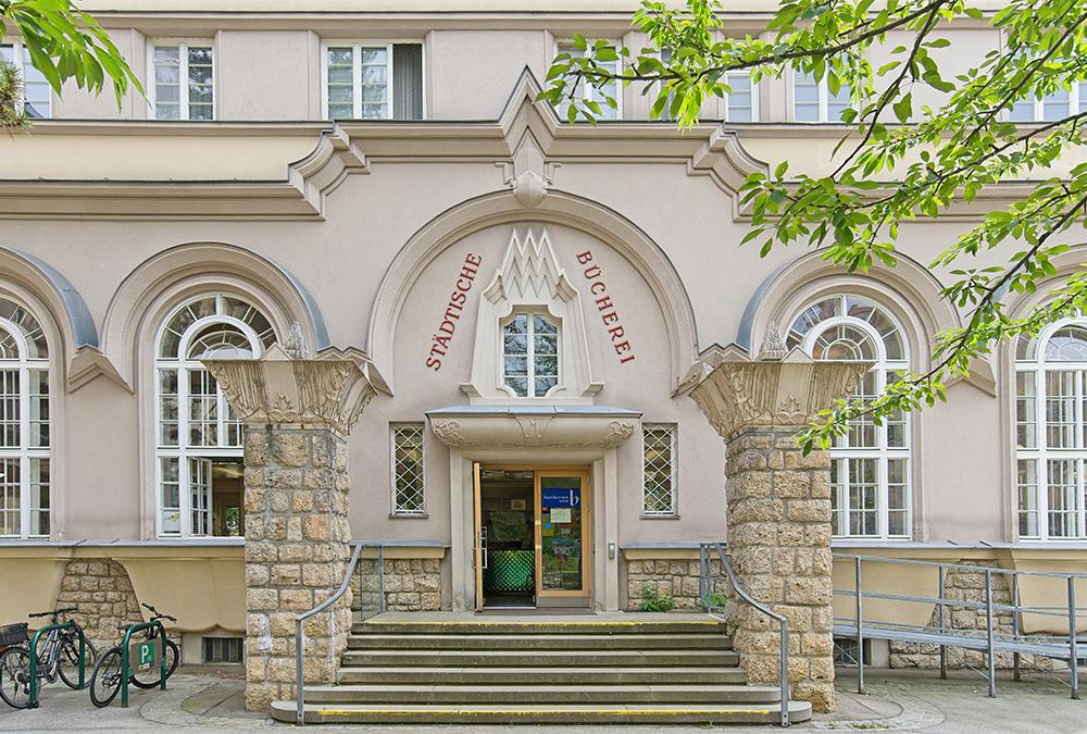 Mehr als 1.500 Wohnungen, Bücherei, Waschsalon und mehr: Der 1929 fertiggestellte Sandleitenhof gilt als größter Gemeindebau des Roten Wien der Zwischenkriegszeit und kann bei Open House auch von innen besichtigt werden. (Bild: Filmgut / Thomas Zeller)