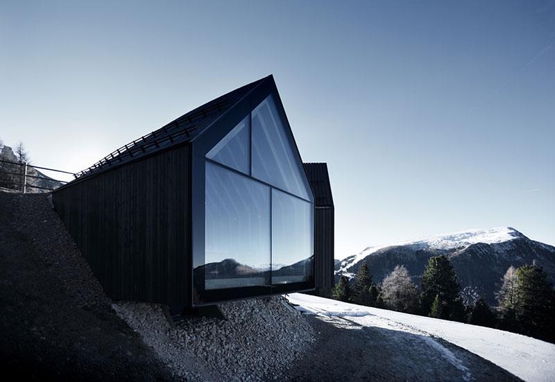 Außenansicht, Berghütte Oberholz, Obereggen, Peter Pichler, Pavol Mikolajcak, Südtirol, Dolomiten