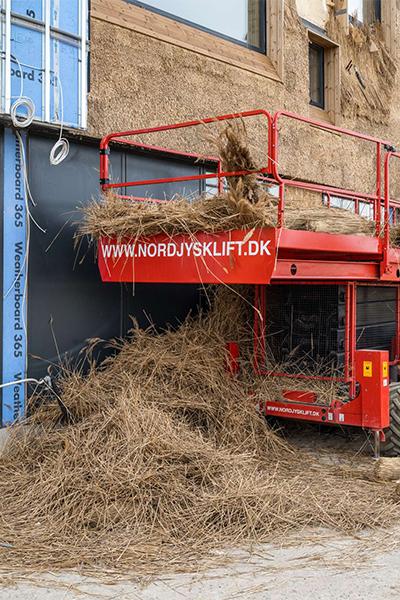 “Old material”, new application: the facade of Sundby School is thatched with straw. (Credit: Rasmus Hjortshøj)