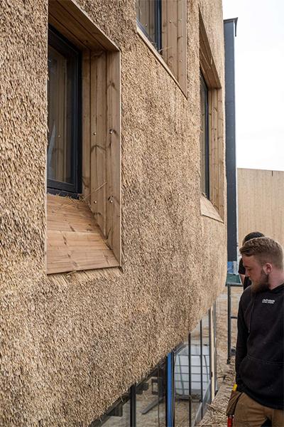 “Old material”, new application: the facade of Sundby School is thatched with straw. (Credit: Rasmus Hjortshøj)