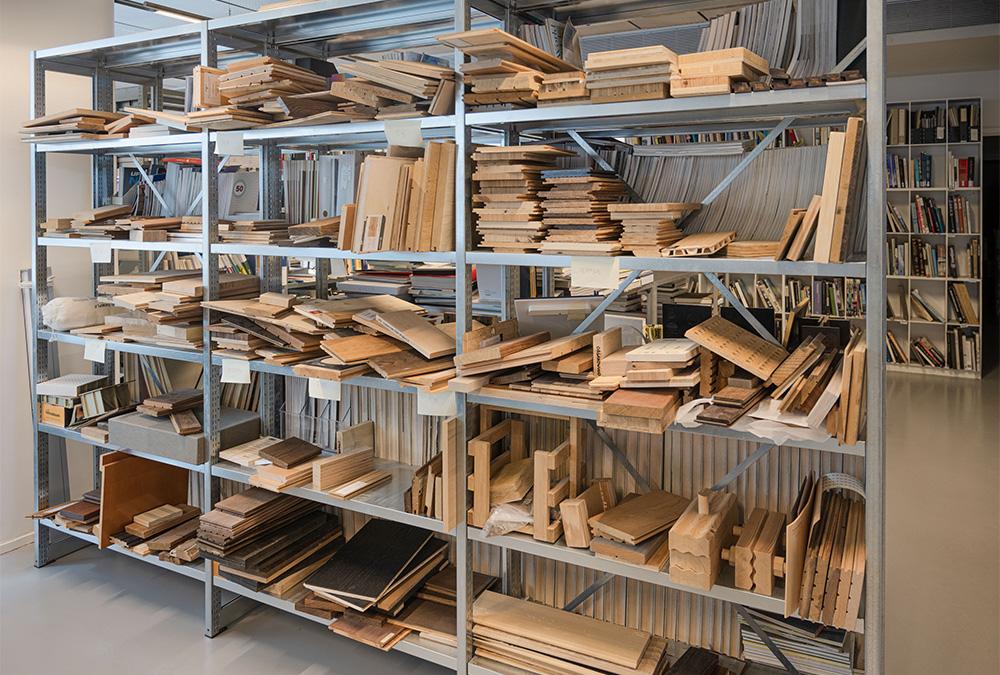 Holz-Wissen und mehr: Die Materialbibliothek des Büros Henning Larsen erleichtert die Planung neuer Projekte. (Bild: Michael Nagl)