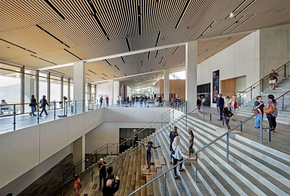 Design-Erfolg erster Güte: Das Moesgaard Museum hat seinen Besuchern drinnen und draußen viel zu bieten. (Bild: Hufton+Crow)