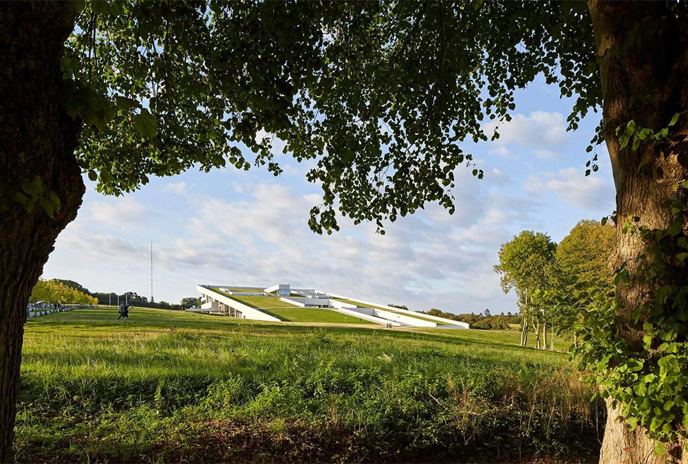 Design-Erfolg erster Güte: Das Moesgaard Museum hat seinen Besuchern drinnen und draußen viel zu bieten. (Bild: Hufton+Crow)