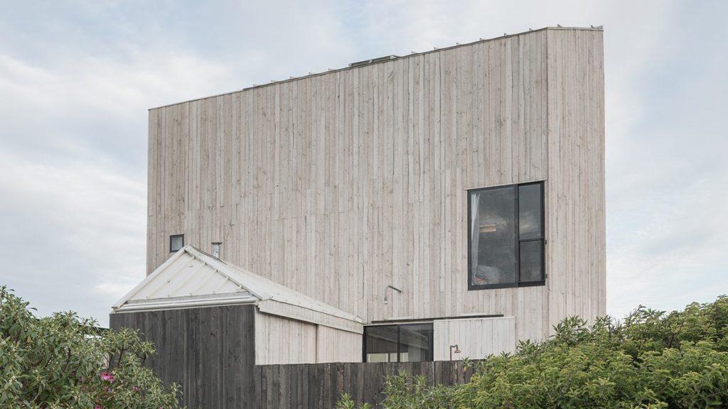 Holzsilo mit Meerblick