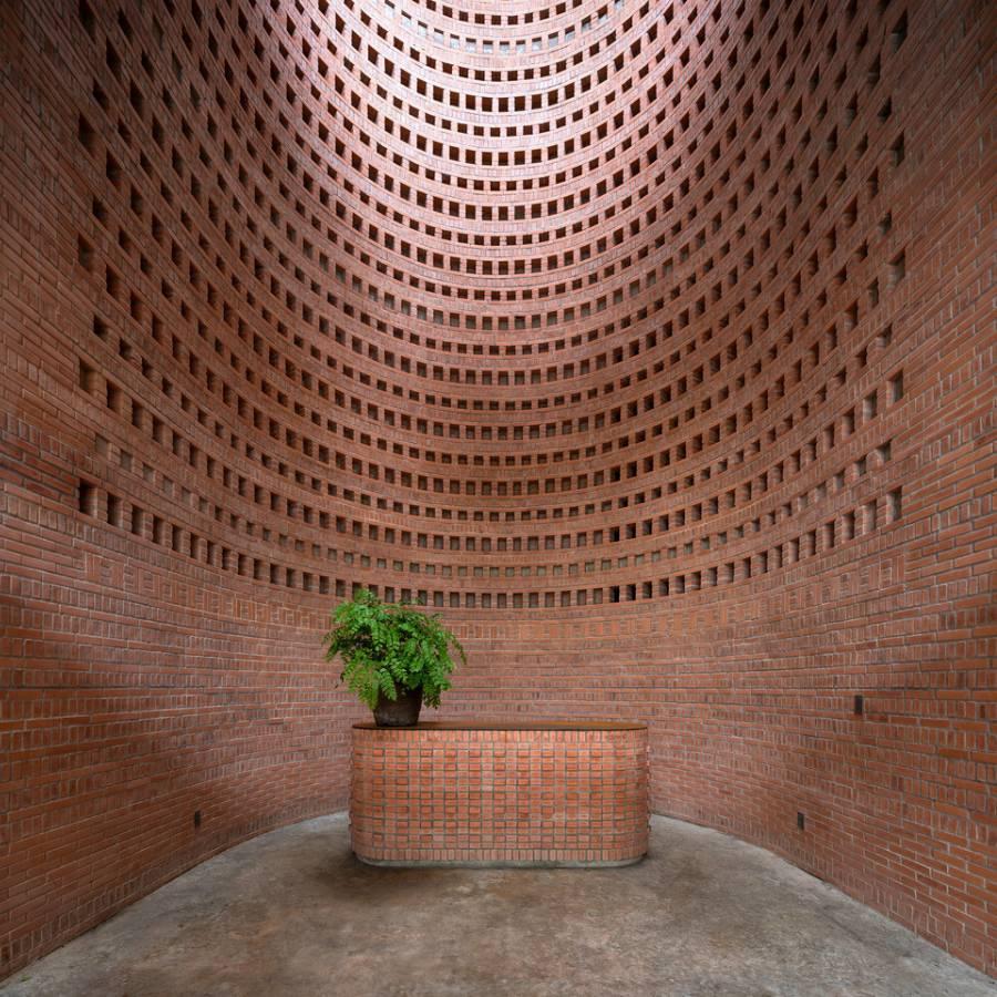 Zenartig und meditative: Die Kuppel im Inneren über sieben Stockwerke hoch