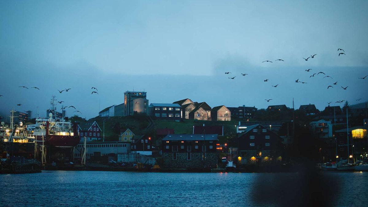 Nachtansicht, Uni-Campus Tórshavn, Henning Larsen, Färöer Inseln, Holzbau