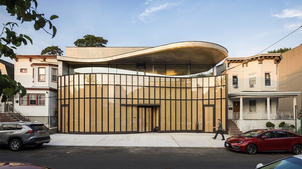 Bescheiden und revolutionär zugleich: Das von Caples and Jefferson Architects designte Louis Armstrong Center in Queens. (Bild: Albert Vecerka/Esto)