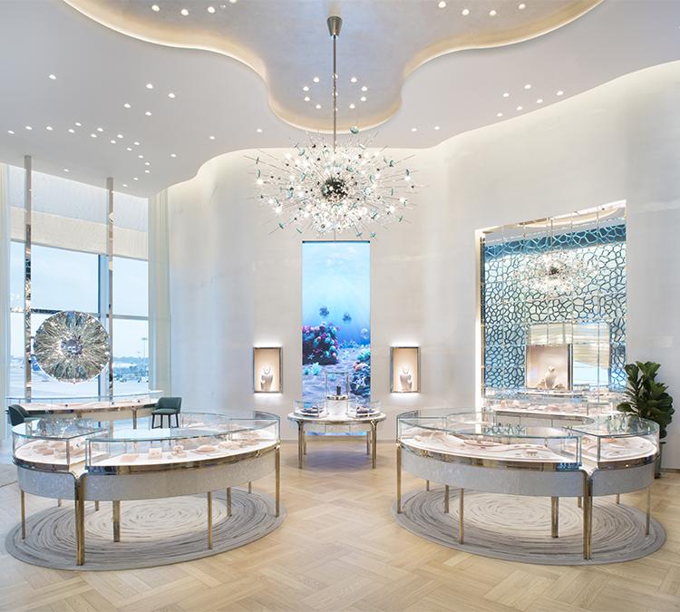 Plastik-Recycling at Tiffany's. Der Shop des Nobel-Juweliers am Changi Airport setzt im Design von MVRDV ein Statement für Nachhaltigkeit. (Bild: Courtesy of Tiffany & Co.)