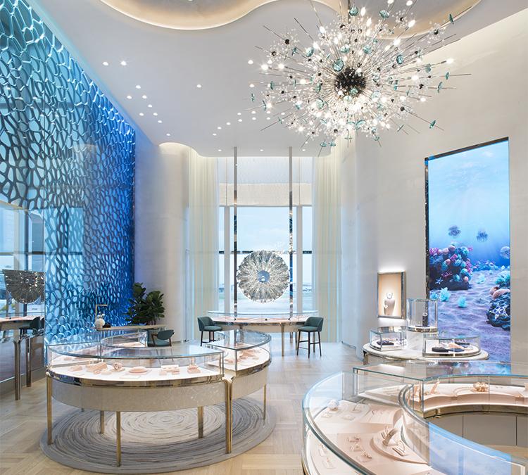 Plastik-Recycling at Tiffany's. Der Shop des Nobel-Juweliers am Changi Airport setzt im Design von MVRDV ein Statement für Nachhaltigkeit. (Bild: Courtesy of Tiffany & Co.)