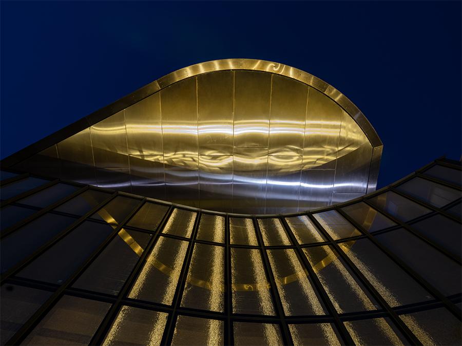 Zu Ehren einer Legende errichtet, von Caples Jefferson Architects aber auch für Menschen, Musik und Zukunft gebaut: Das neue Louis Armstrong Center. (Bild: Nic Lehoux)