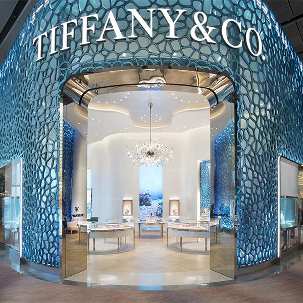 Plastik-Recycling at Tiffany's. Das Geschäft des Nobel-Juweliers am Changi Airport würdigt dessen Geschichte und setzt zugleich ein Statement für Nachhaltigkeit. (Bild: Courtesy of Tiffany & Co.)