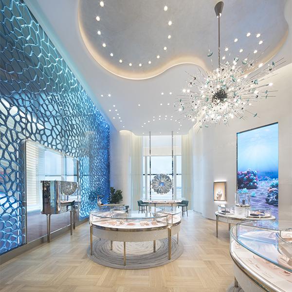 Plastik-Recycling at Tiffany's. Das Geschäft des Nobel-Juweliers am Changi Airport würdigt dessen Geschichte und setzt zugleich ein Statement für Nachhaltigkeit. (Bild: Courtesy of Tiffany & Co.)