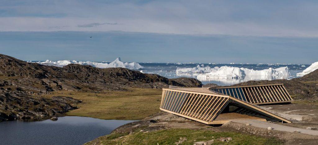 Das Eisfjord-Center ist ein Informationszentrum für Besucher, in dem durch die Ausstellung „The Tale of Ice”, über die Geschichte des Eises, die Kultur im und um das Eisfjord herum und den Klimawandel informiert wird. 