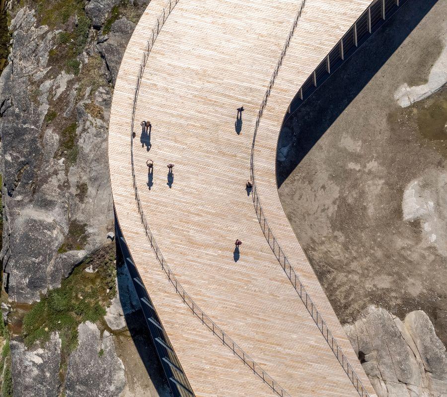 Das Gerüst des Gebäudes wird von einer sanft abfallenden, geschwungenen Holzpromenade überspannt. 