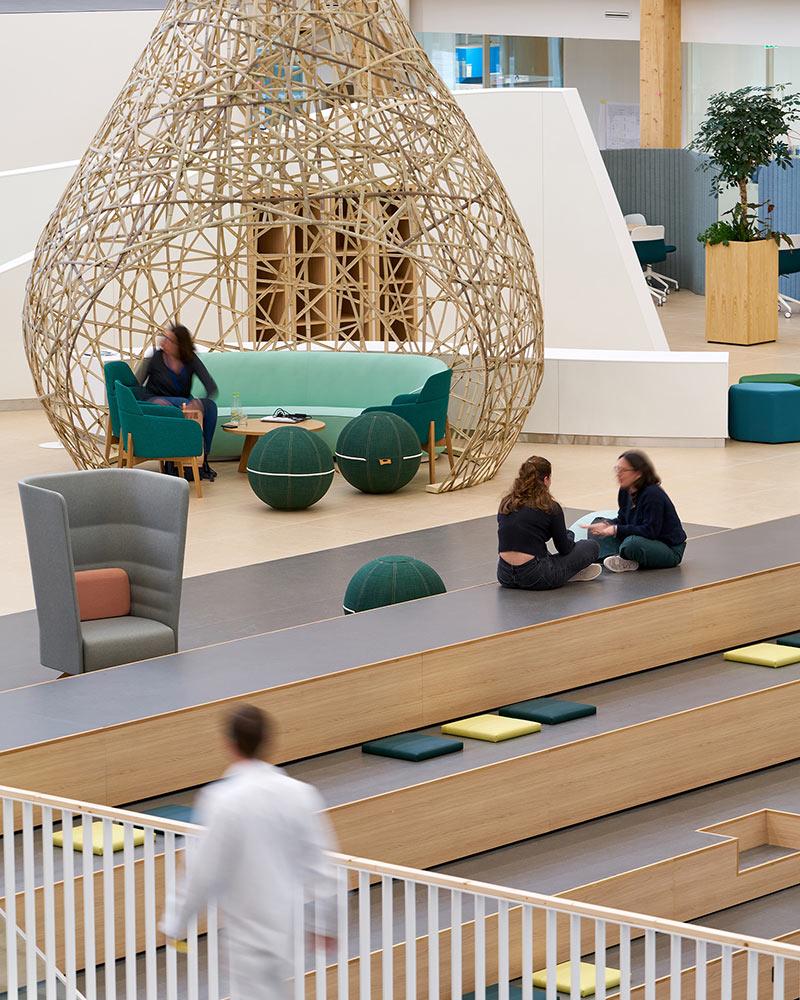 Loungebereich, Danone In'Cube Research and Innovation Center, Arte Charpentier, Frankreich